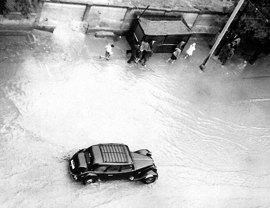 Inundaciones en la calle Antonio Lopez. 1960